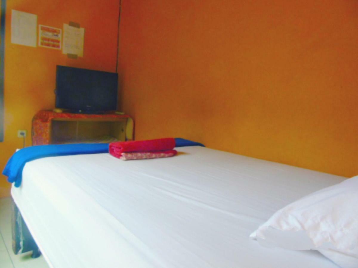 Aini Home Stay Ternate Exteriör bild